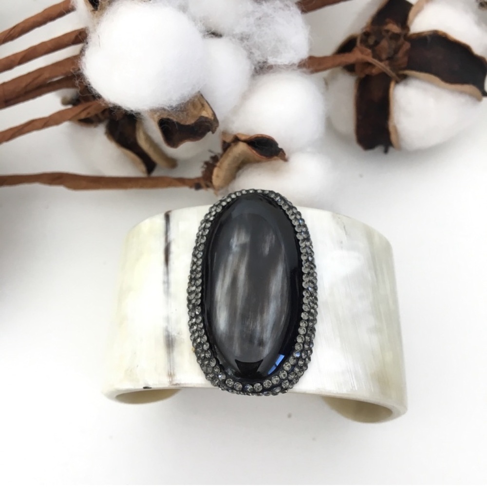 Buffalo Beige Horn w Black Onyx Center Embellished Rhinestone Cuff Bracelet
